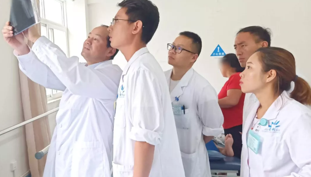 云南省康復(fù)三級(jí)體系項(xiàng)目中心葉斌團(tuán)隊(duì)到保山安利醫(yī)院進(jìn)行學(xué)科建設(shè)、業(yè)務(wù)指導(dǎo)及板橋中心衛(wèi)生院示范單位評(píng)審驗(yàn)收并授牌