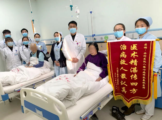 溫暖的陪伴、細(xì)心的照顧，兩位老人感恩贈(zèng)錦旗！