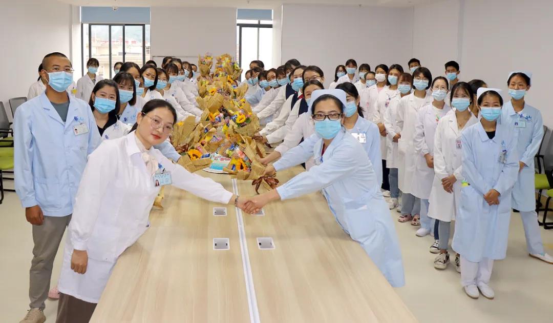 【保山安利醫(yī)院】雙節(jié)同慶，用祝福和鮮花感謝默默付出的治療師和教師們
