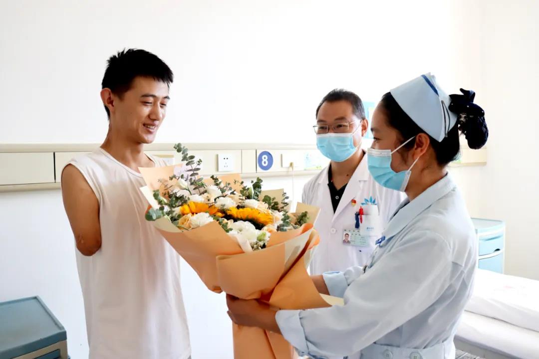【保山安利醫(yī)院】雖然失去了雙臂，但他用堅強、樂觀的態(tài)度讓生活充滿陽光！