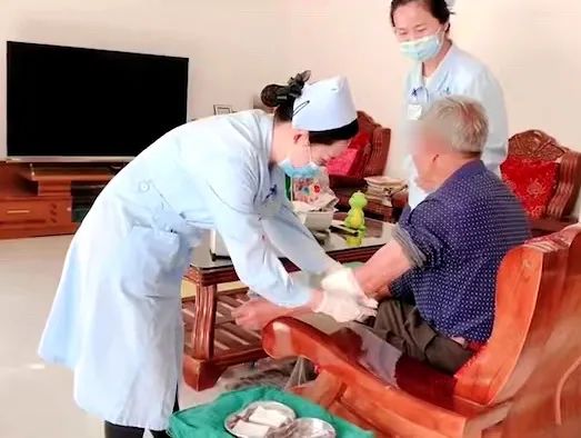 【保山安利醫(yī)院】82歲爺爺與老伴居家，在院手術(shù)后換藥不便，居家護理上門服務解難題