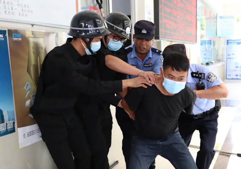 警醫(yī)聯(lián)動(dòng)丨反恐防暴應(yīng)急演練，筑牢醫(yī)院安全防線