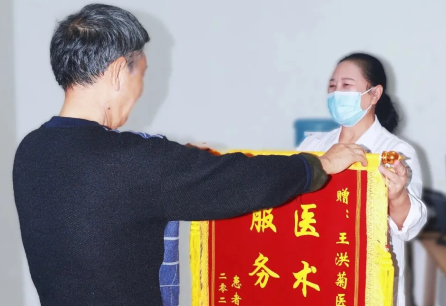 致敬醫(yī)者仁心 | 一面錦旗，一份信賴，一段暖心的醫(yī)患情